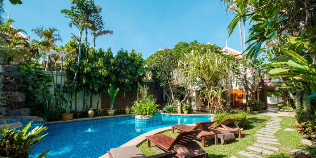 The Benefits of Natural Planting Zones Around Swimming Pool Area